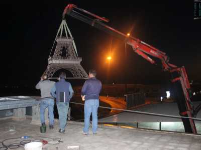 Gli sforzi vennero ripagati all'alba del 16 novembre 2013. Sono le 5 quando davanti alla ditta compare una gru...